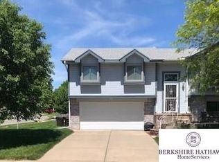 111 Oakwood Dr, Papillion, NE 68133