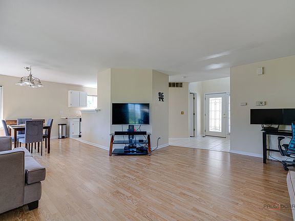 5th image of 888 Crossland Dr