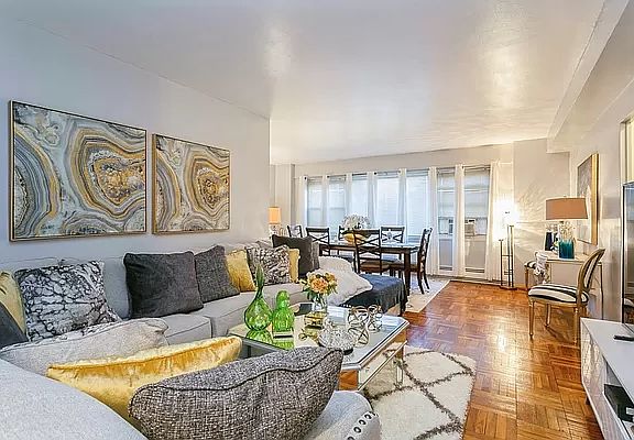 3rd image of 8 Fordham Hill Oval APT 10A
