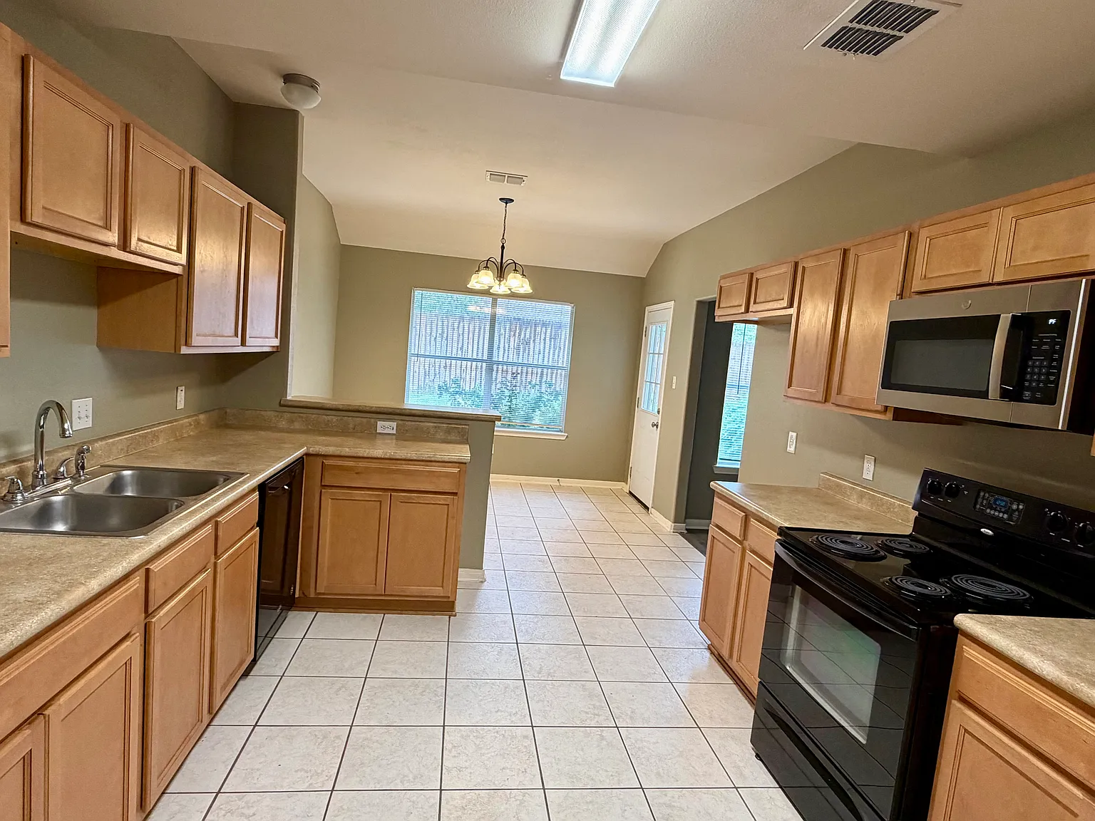 3 bed, 2212 sqft, $1,790 — Photo 4