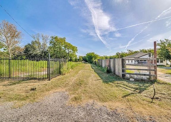 3rd image of 14747 Pecan Ln