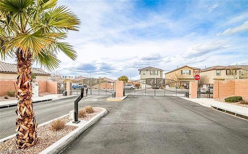 5 bed, 4.0 bath, 2462 sqft, $3,520 — Photo 4