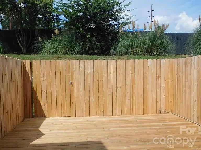1416 River Dr — Photo 11