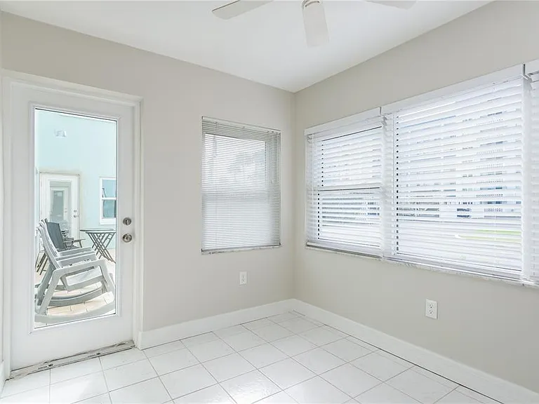 8 Glencoe Pl #104 — Photo 21