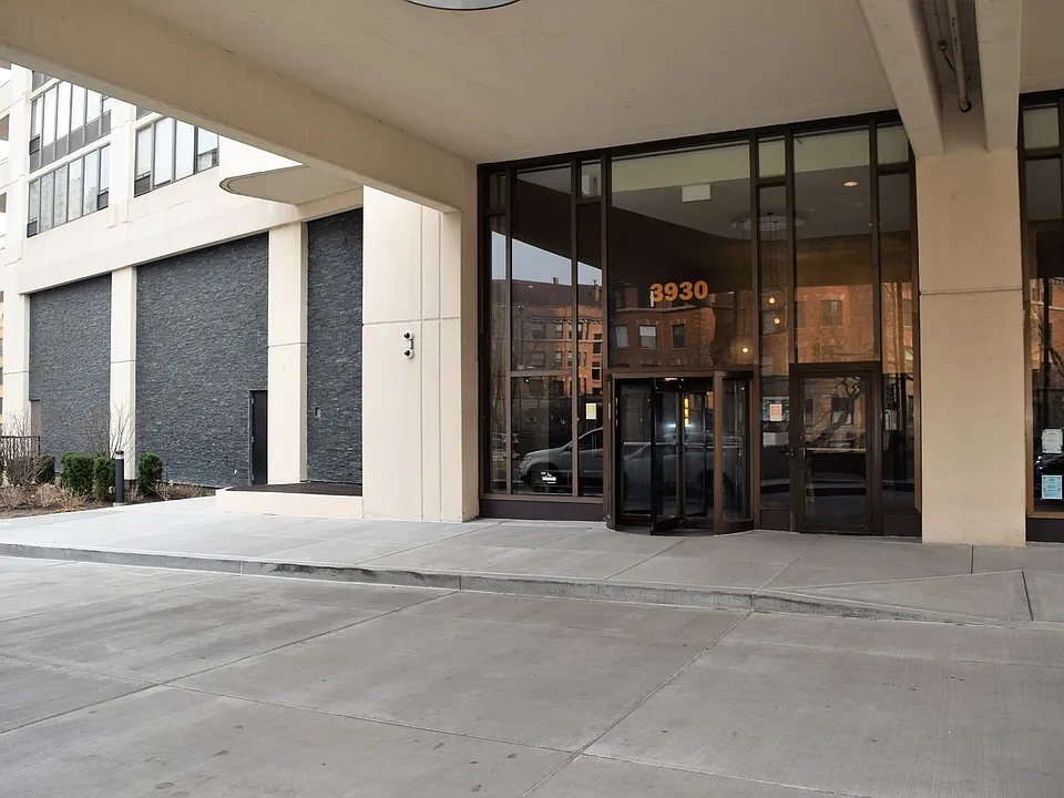 3930 N Pine Grove Ave #608