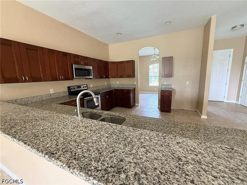 4 bed, 3.0 bath, 2330 sqft, $1,900 — Photo 4