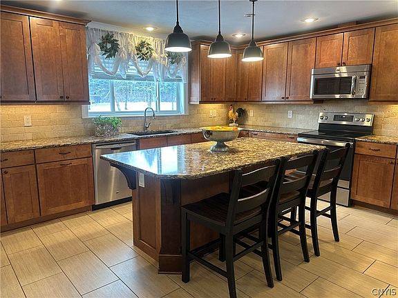 5th image of 8391 Cazenovia Rd