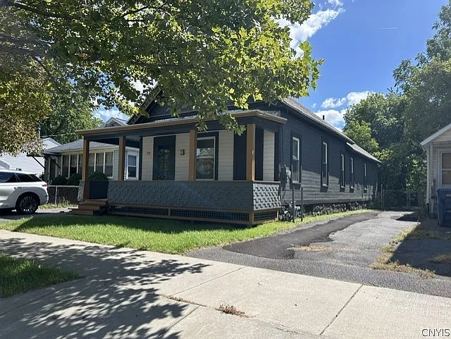 4 bed, 1.5 bath, 1938 sqft, $2,500 — Photo 3