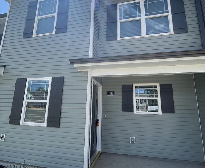 1097 Peony Ln — Photo 1