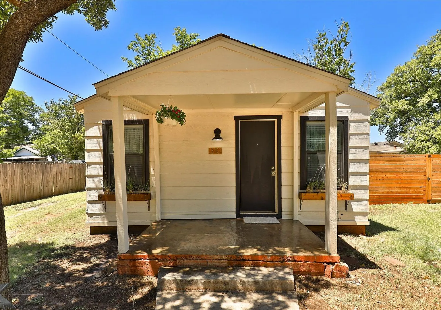 Tiny House Ready To Rent! 1 Bed, 1 Bath, All Appliances! — Photo 1
