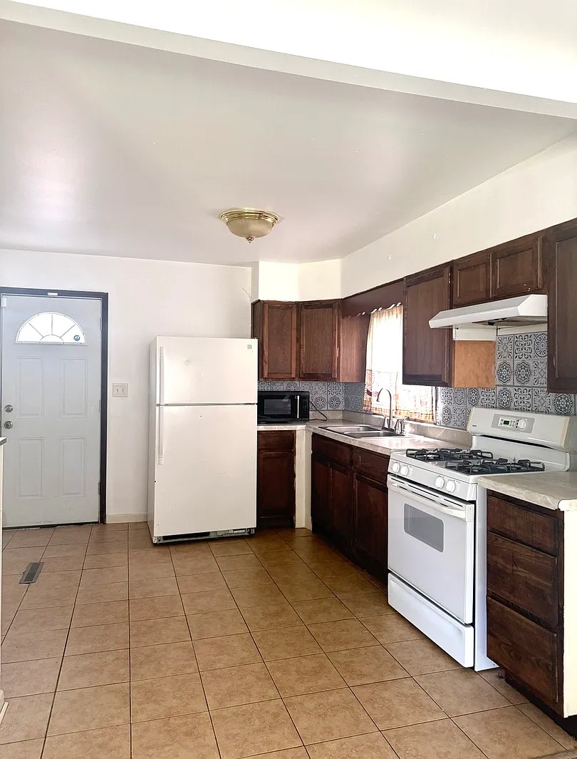 3 bed, 867 sqft, $2,150 — Photo 3