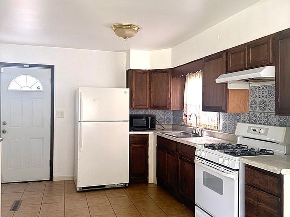3rd image of 16775 Artesian Ave