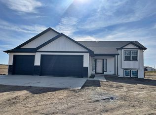 13670 Hawthorn Loop NW, Williston, ND 58801