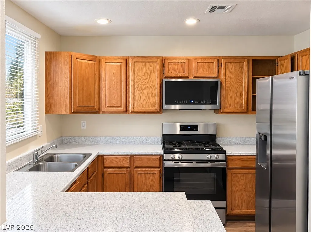 2 bed, 1.0 bath, 949 sqft, $1,275 — Photo 4
