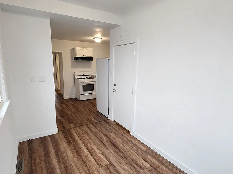 2320 Howe St — Photo 43