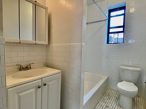 4th image of 21 Saint Pauls Ct #D