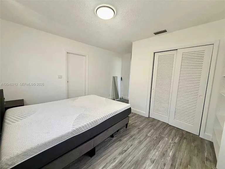 730 SW 5th Ave — Photo 3