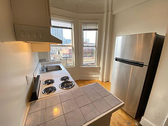 3rd image of 851 Ofarrell St #305
