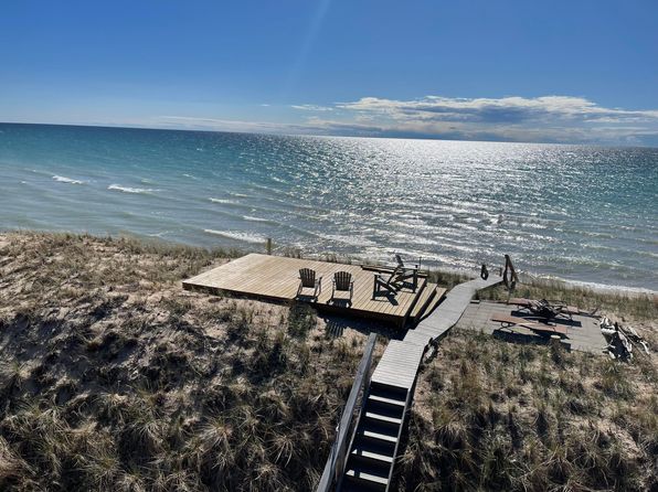 7042 S Montgomery Blvd, Pentwater, MI 49449