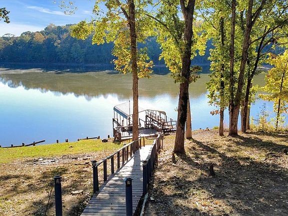 3rd image of 122 Latham Dr