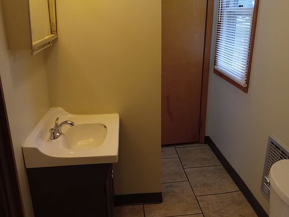 4th image of 742 N Chestnut St #3