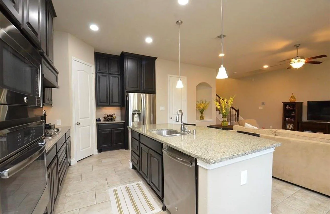 3 bed, 2.5 bath, 2324 sqft, $2,950 — Photo 3