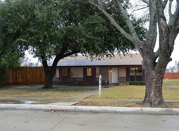 2nd image of 914 Navasota Dr