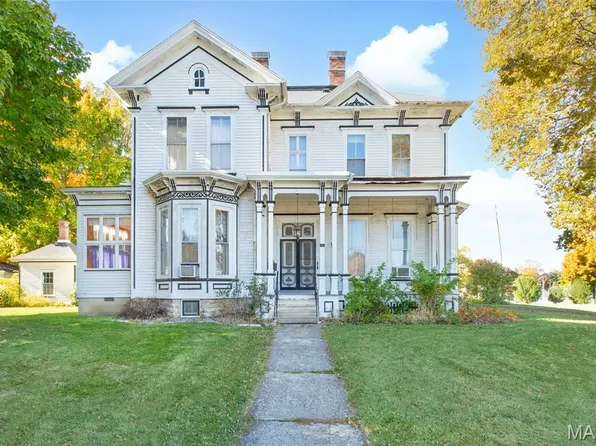 109 4th St, Carrollton, IL 62016