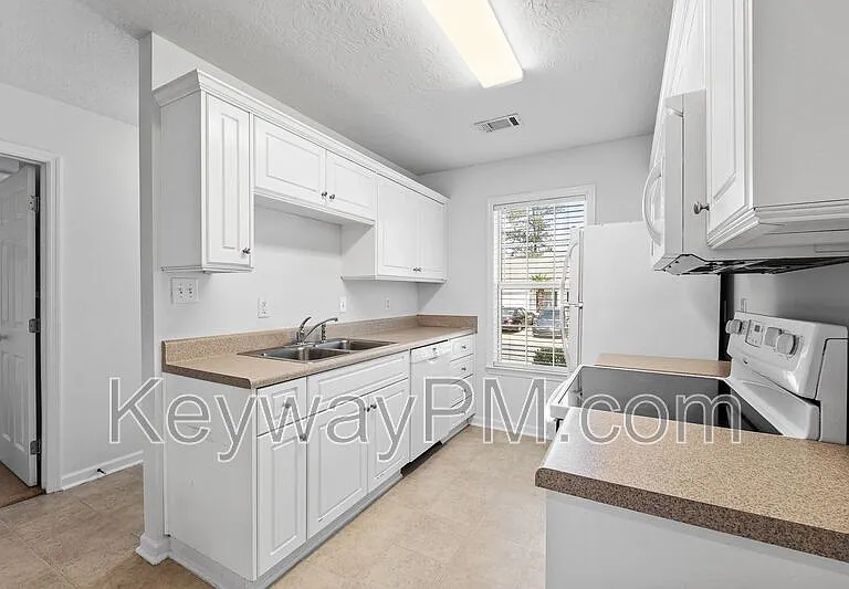 130 Bennington Ln — Photo 7