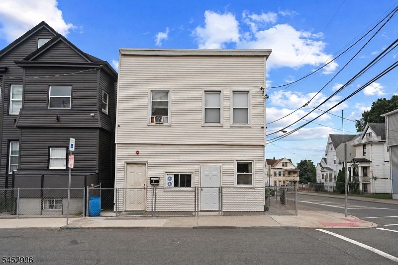1st image of 54 Genessee Ave #4
