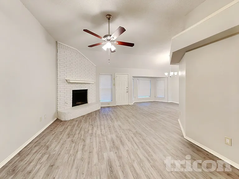 2851 Linden Ln — Photo 2