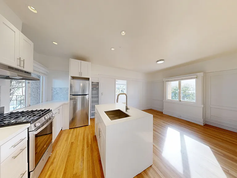 1077 Ashbury St — Photo 3