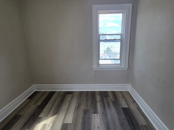 4th image of 580 Lyons Ave #6A