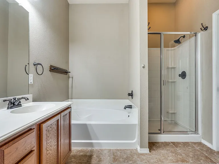 1301 Red River Dr — Photo 16