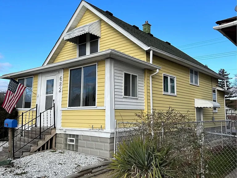 682 Ford Ave — Photo 2