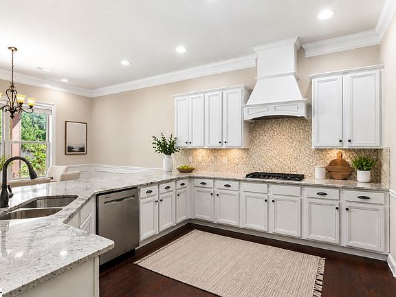 3rd image of 239 Tuxedo Ln