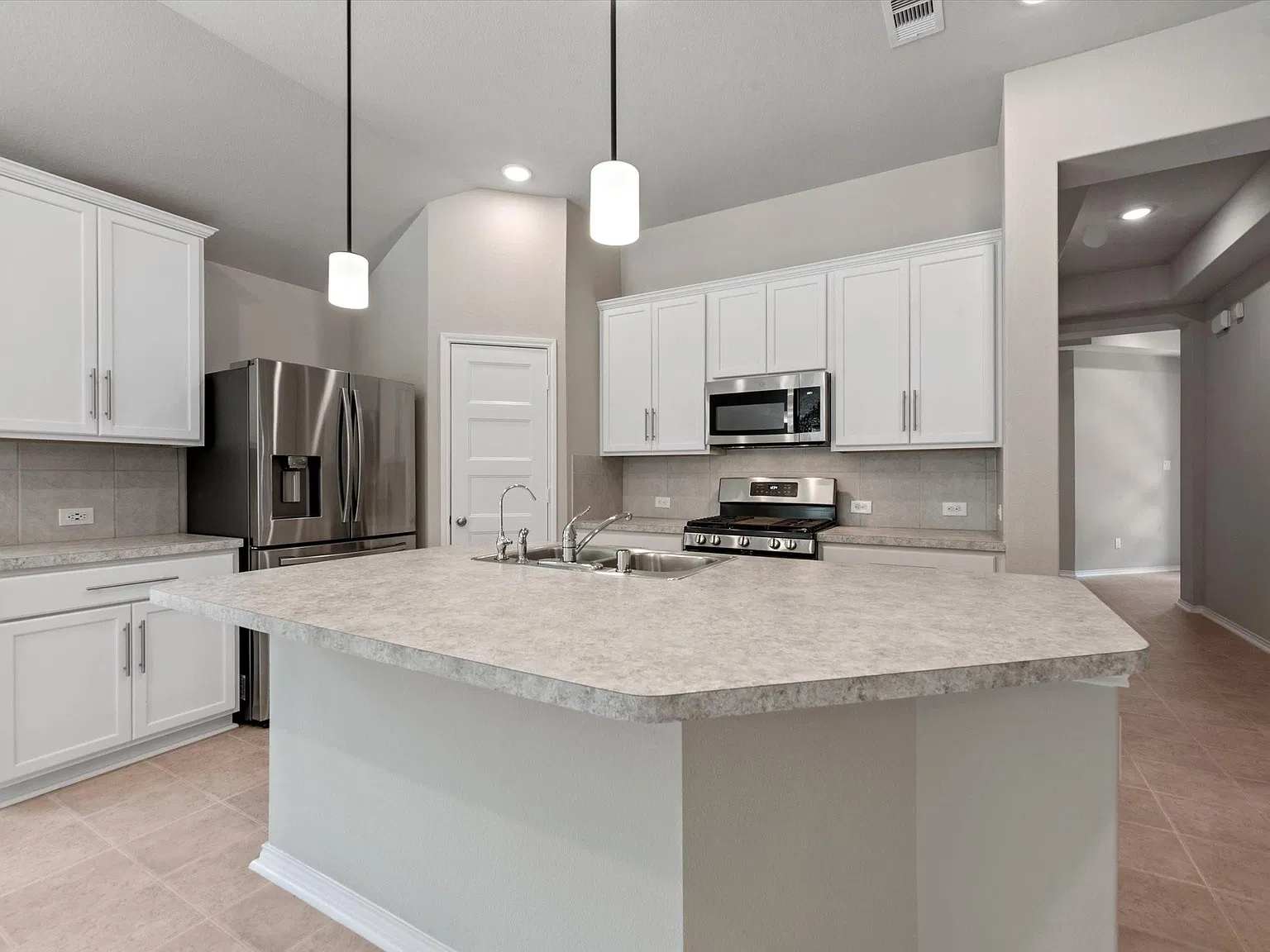 4 bed, 2.0 bath, 1770 sqft, $2,350 — Photo 2