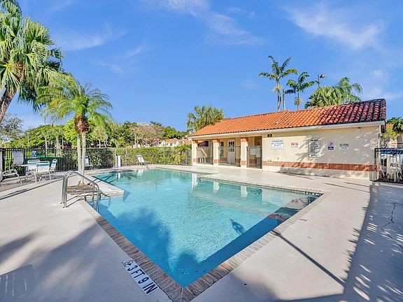 3rd image of 3440 Pinewalk Drive N #522