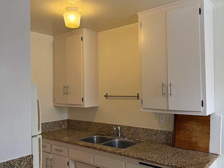 615 E Magnolia Blvd #B — Photo 2