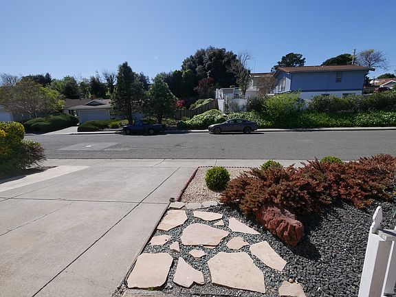 Large driveway and with plenty of parking spots.