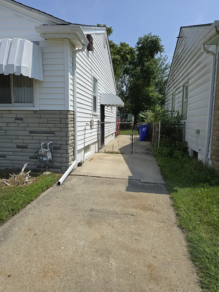 Building Photo - 18424 Fenelon St