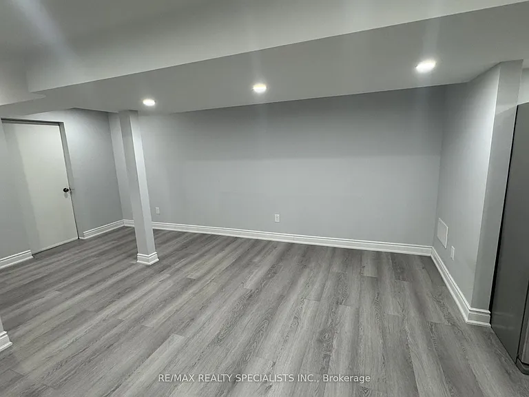 33 Bluffwood Cres — Photo 6