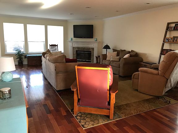 3rd image of 348 Hawthorn Ln