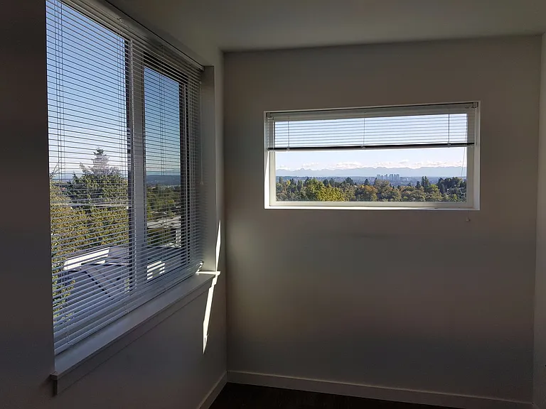 Hamilton- Your Bright, Modern City Home! — Photo 25