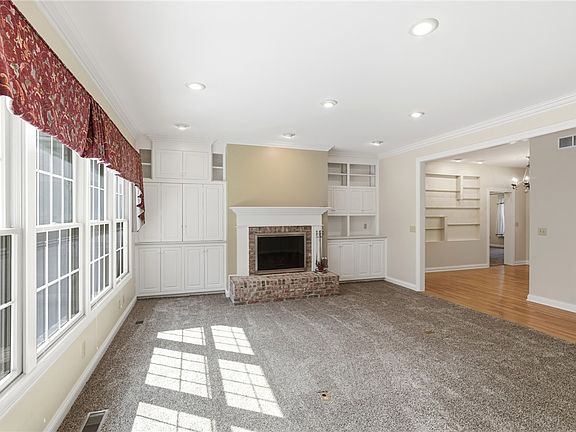 2nd image of 110 Laura Ct