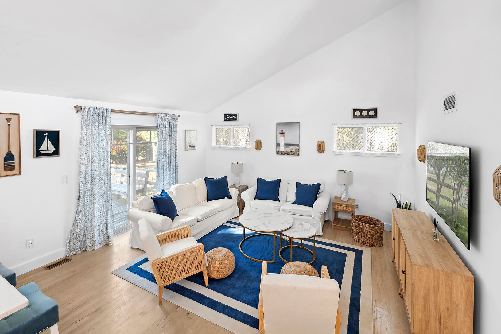  EXTRA HIGH CEILINGS AND NATURAL LIGHT
