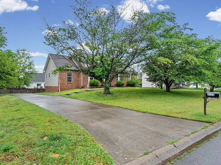 1115 Thornberry Dr — Photo 2
