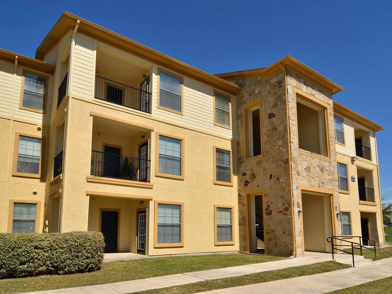 Port Royal Apartment Homes — Photo 2
