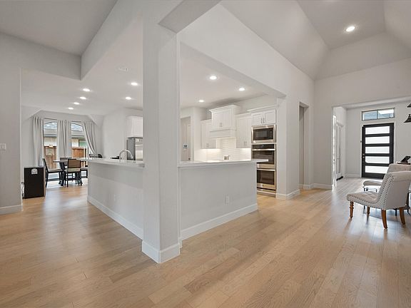 3rd image of 2829 Midlake Dr