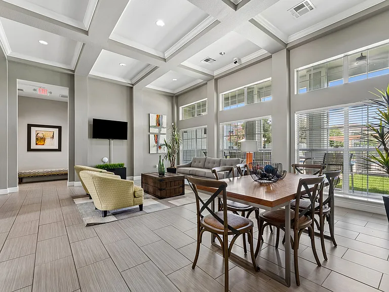 Point Royale Apartments — Photo 35